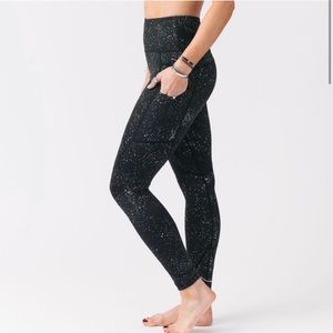 Zyia light n tight black reflective 7/8th length size 8/10